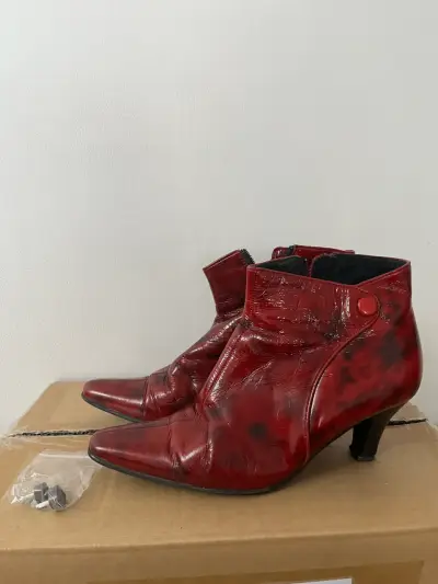 Botines de cuero rojo con tacón medio - miniatura 2