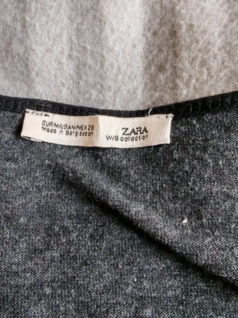 Polera manga larga gris Zara con diseño asimétrico