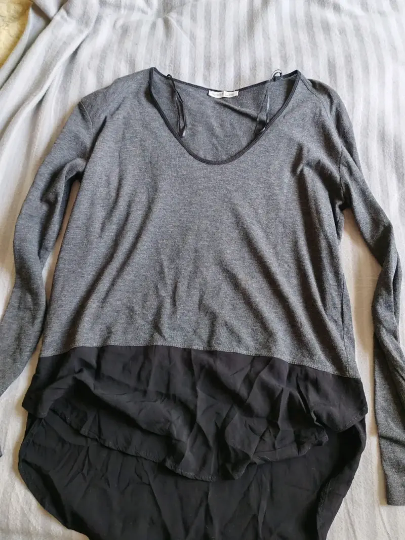 Polera manga larga gris Zara con diseño asimétrico - 2