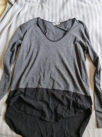 Polera manga larga gris Zara con diseño asimétrico - miniatura 2