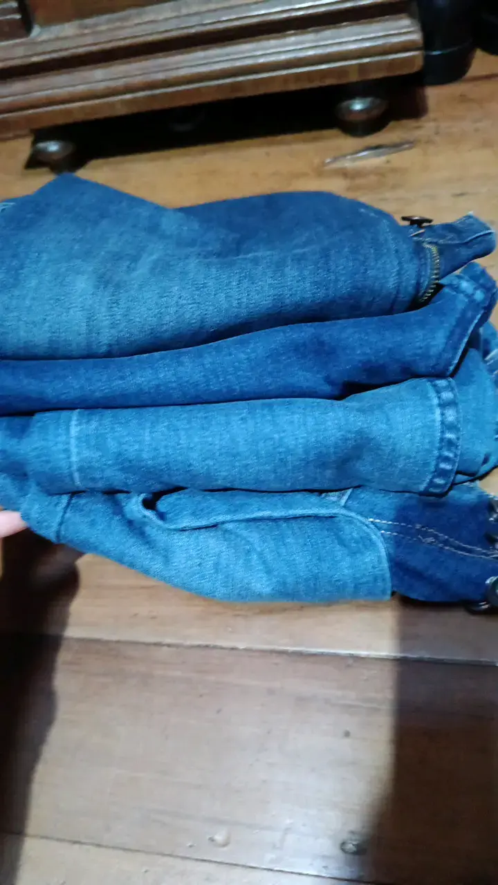 Jeans azul para mujer con botones decorativos