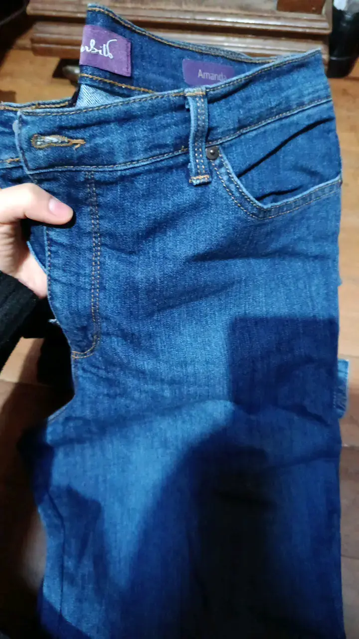 Jeans azul para mujer con botones decorativos - 2