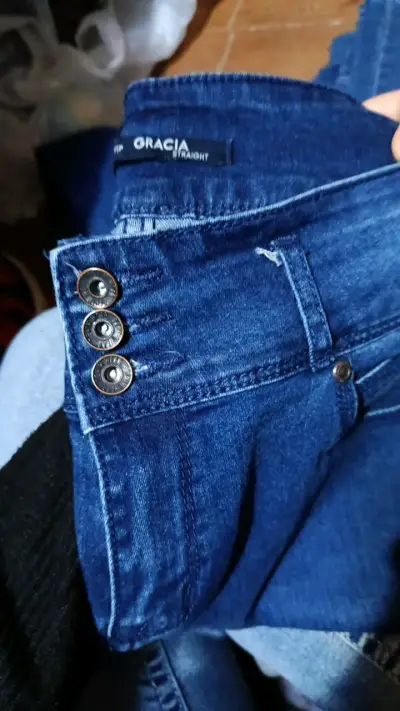 Jeans azul para mujer con botones decorativos - miniatura 3