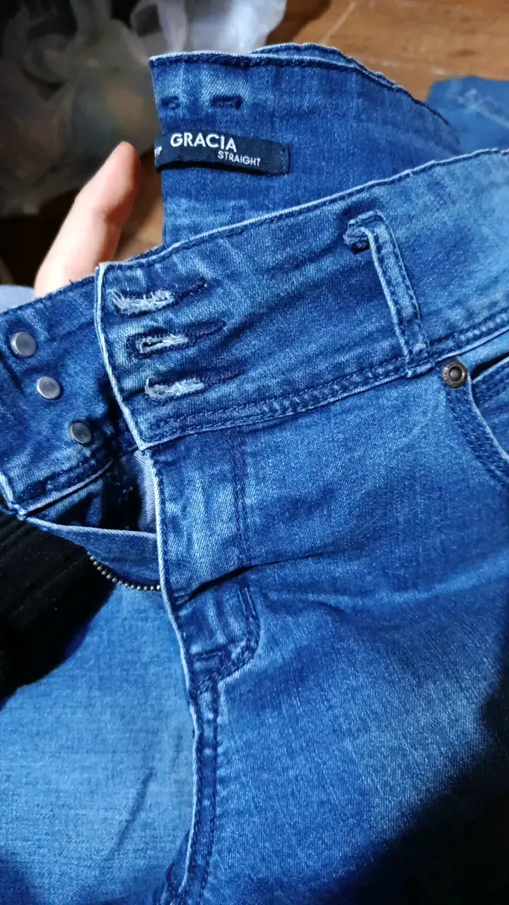 Jeans azul para mujer con botones decorativos - 4