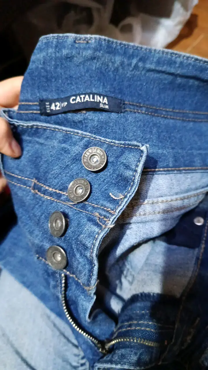 Jeans azul para mujer con botones decorativos - 5
