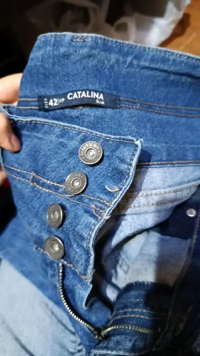 Jeans azul para mujer con botones decorativos - miniatura 5