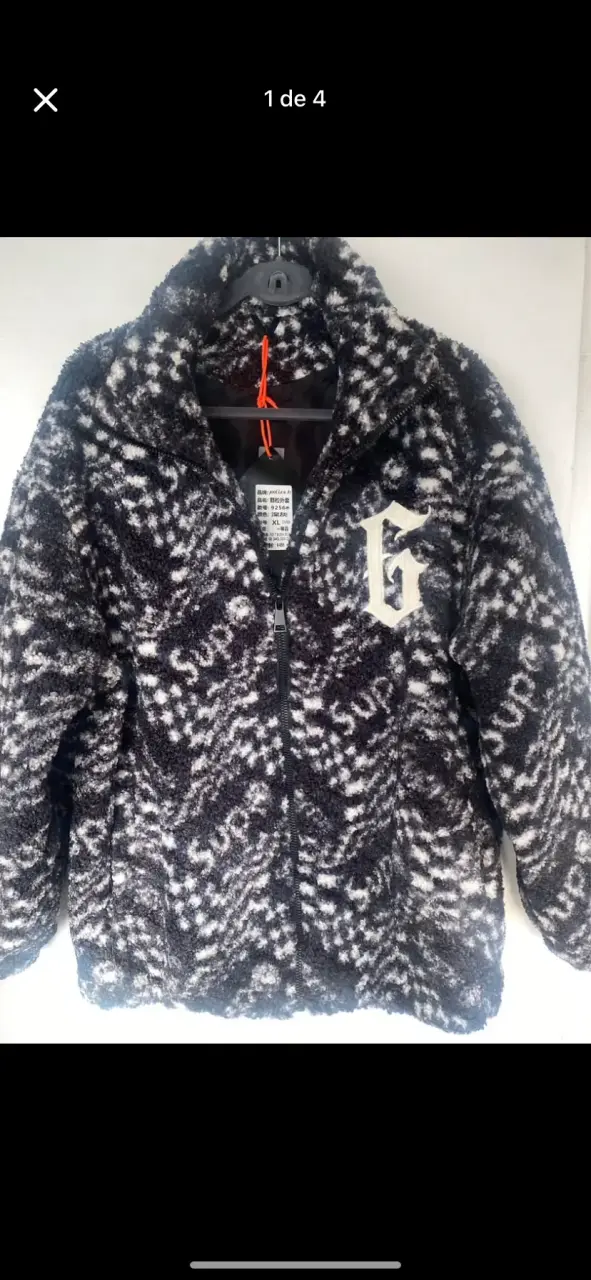 Chaqueta de lana negra con diseño estampado