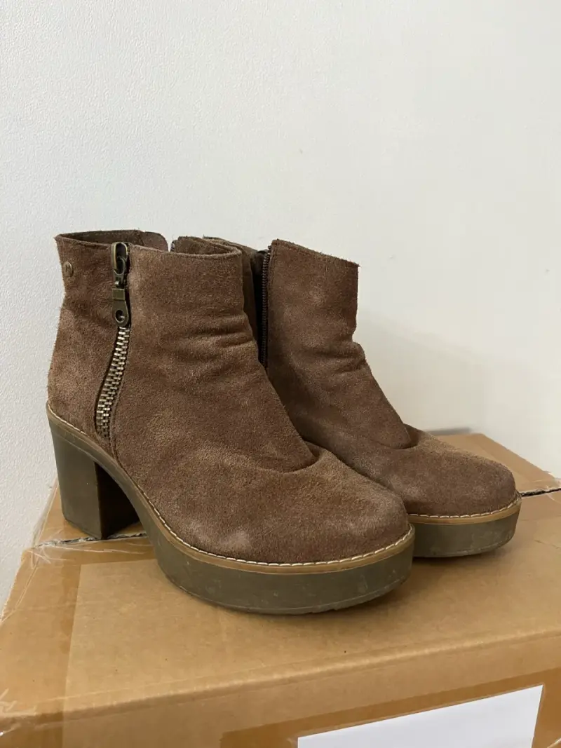 Botines de gamuza marrón con tacón C/Moran - 1