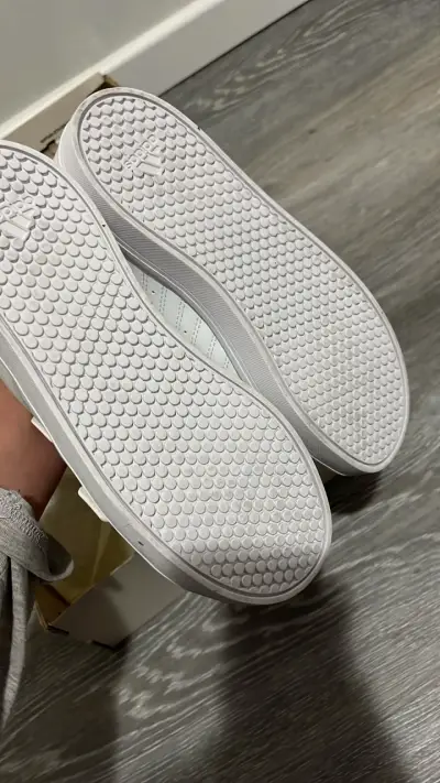 Zapatillas blancas Adidas con velcro para niños - miniatura 1