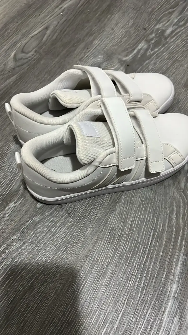 Zapatillas blancas Adidas con velcro para niños - 3