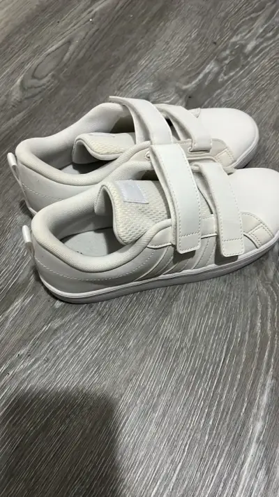 Zapatillas blancas Adidas con velcro para niños - miniatura 3