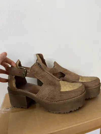 Zapatos de plataforma marrones con diseño único - miniatura 1