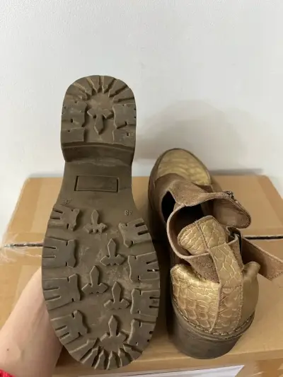 Zapatos de plataforma marrones con diseño único - miniatura 3