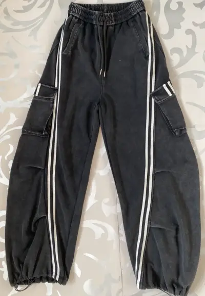 Pantalones cargo negros con rayas laterales - miniatura 1