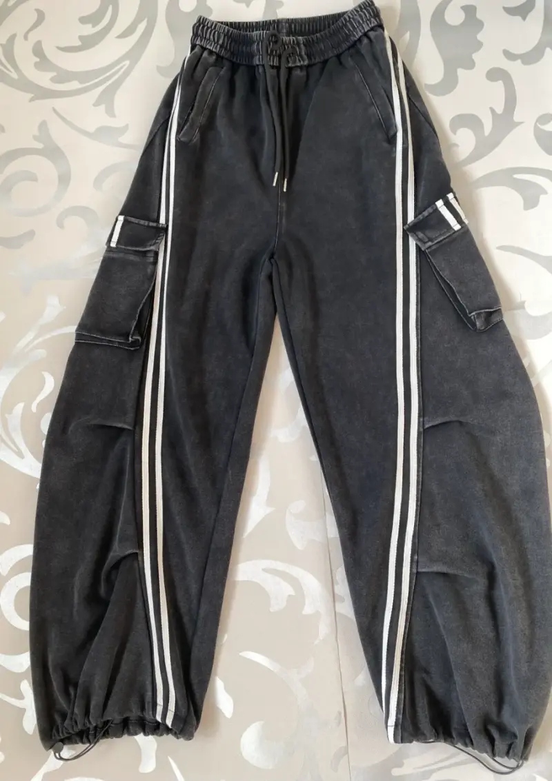 Pantalones cargo negros con rayas laterales - 2