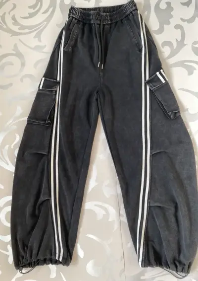 Pantalones cargo negros con rayas laterales - miniatura 2
