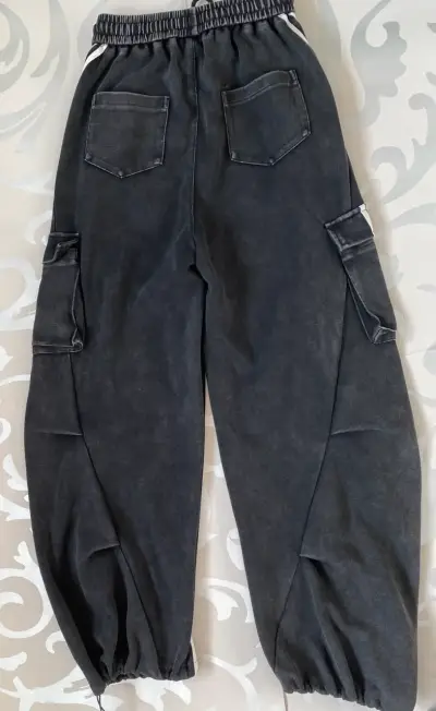 Pantalones cargo negros con rayas laterales - miniatura 3