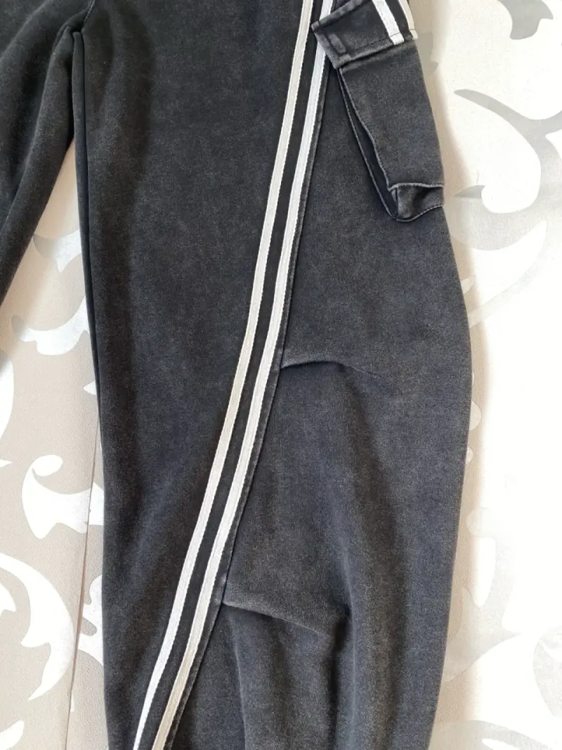 Pantalones cargo negros con rayas laterales - 4