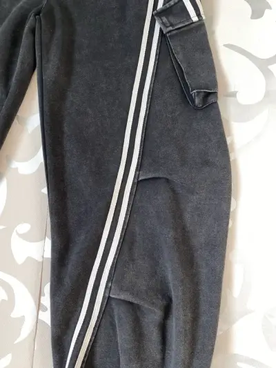 Pantalones cargo negros con rayas laterales - miniatura 4