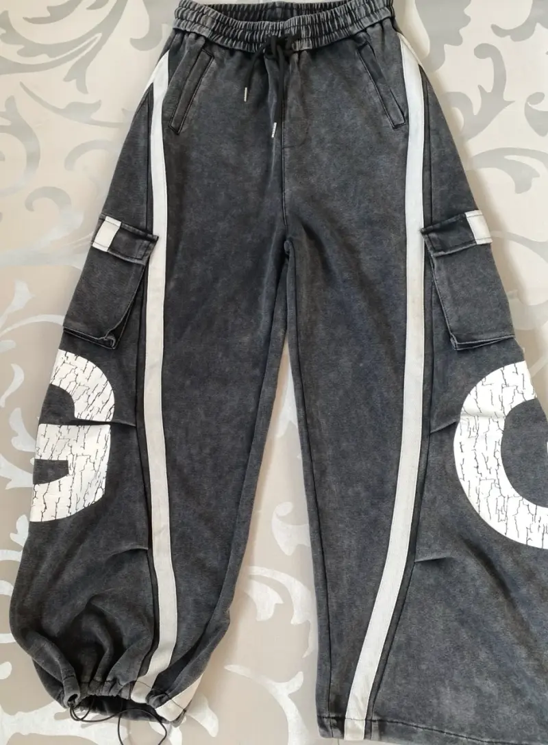 Pantalones cargo negros con rayas laterales - 5
