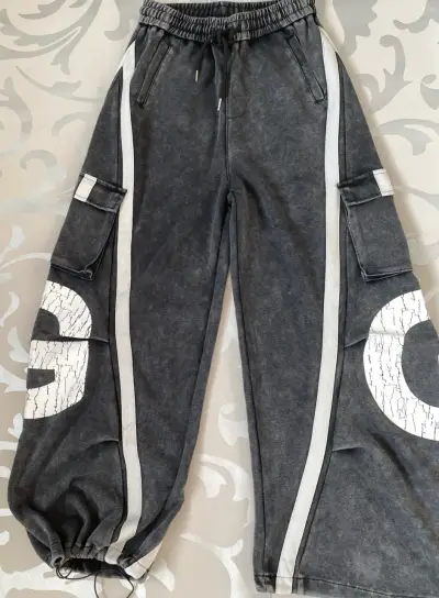Pantalones cargo negros con rayas laterales - miniatura 5