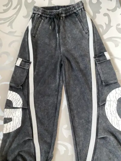Pantalones cargo negros con rayas laterales - miniatura 6