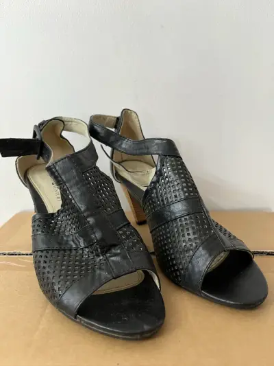 Sandalias de cuero negro con tacón alto - miniatura 1