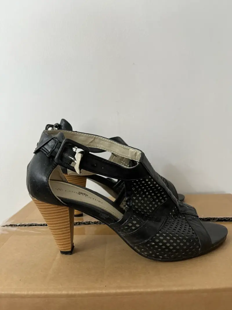 Sandalias de cuero negro con tacón alto - 2