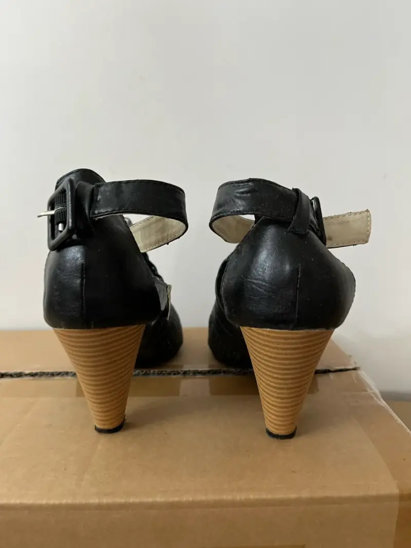 Sandalias de cuero negro con tacón alto - 3