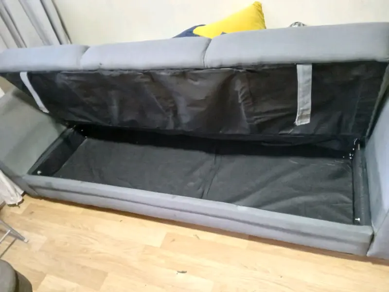 Sofá cama gris con cojines decorativos - 2