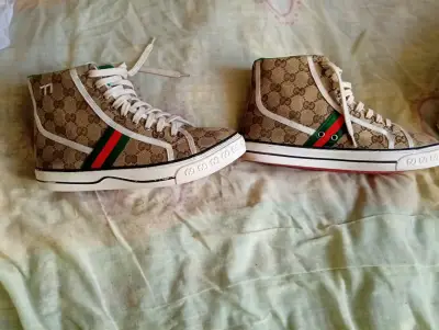Zapatillas altas Gucci monograma beige - miniatura 1