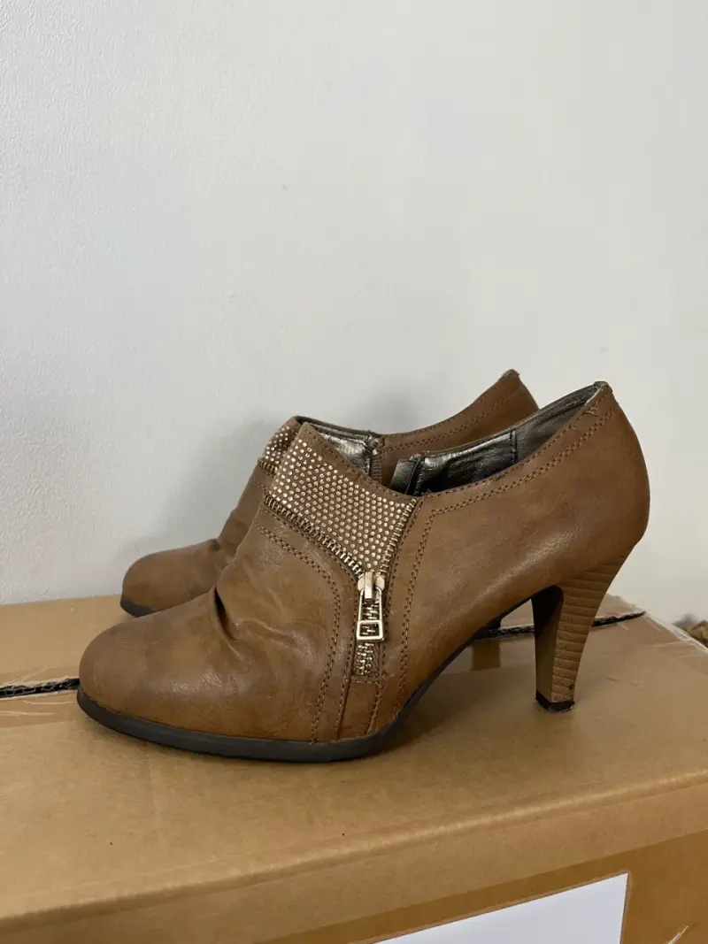 Zapatos de tacón marrones con cierre lateral - 1
