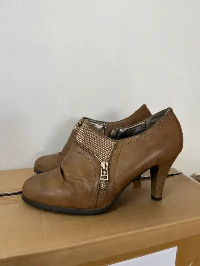 Zapatos de tacón marrones con cierre lateral - miniatura 1