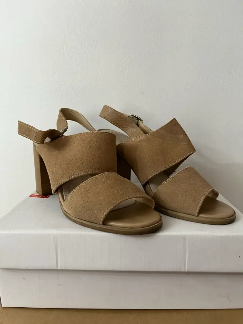 Sandalias de tacón alto color beige - 1