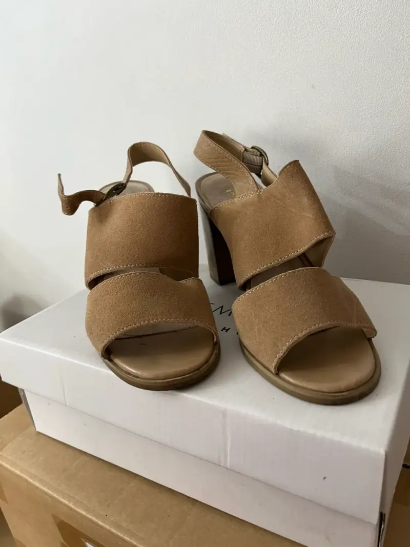 Sandalias de tacón alto color beige - 2