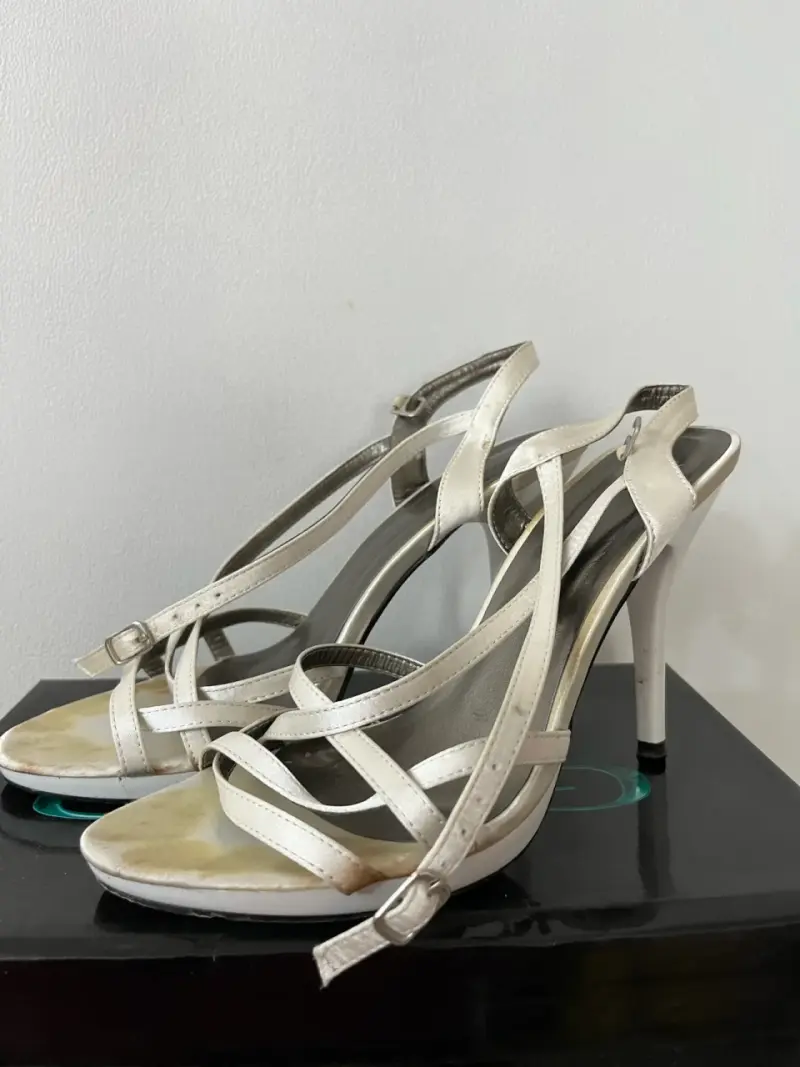 Tacones altos blancos con tiras cruzadas - 1