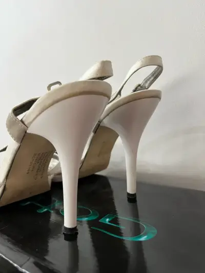 Tacones altos blancos con tiras cruzadas - miniatura 2