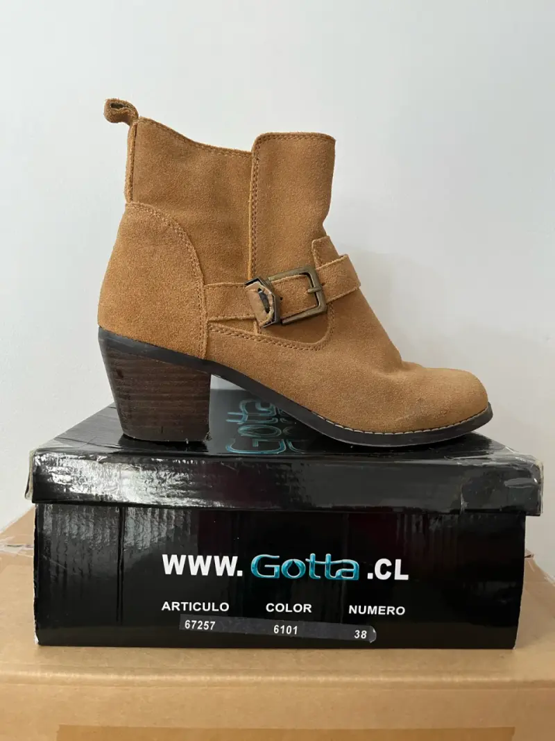 Botines de gamuza camel con hebilla Gotta talla 38 - 2
