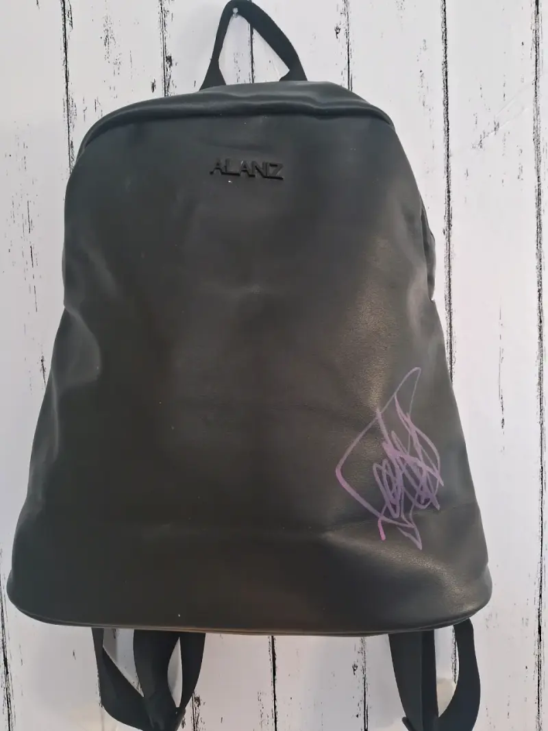 Mochila negra Alaniz con detalle solucionable - 1