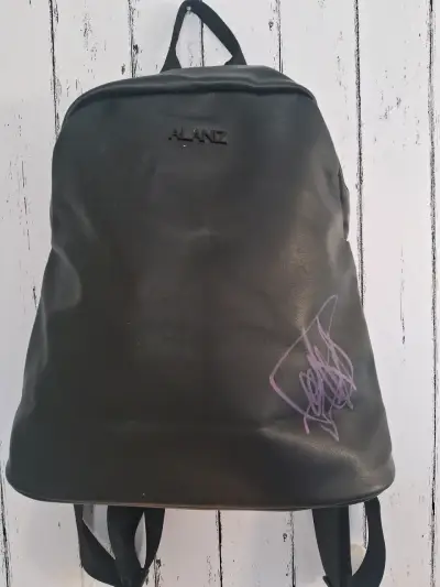 Mochila negra Alaniz con detalle solucionable - miniatura 1