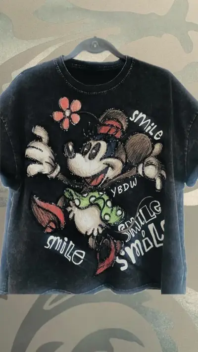 Polera con diseño de personaje animado - miniatura 1