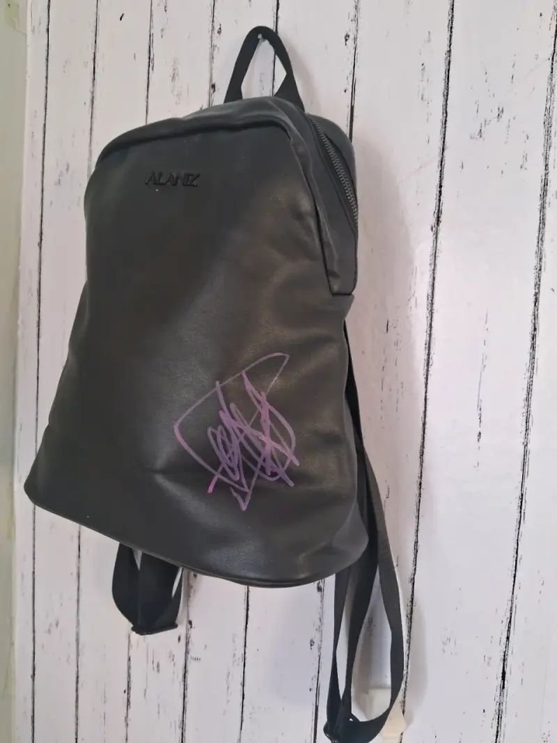 Mochila negra Alaniz con detalle solucionable - 2