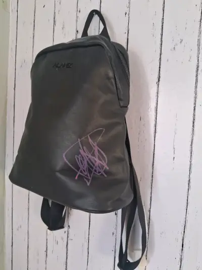 Mochila negra Alaniz con detalle solucionable - miniatura 2