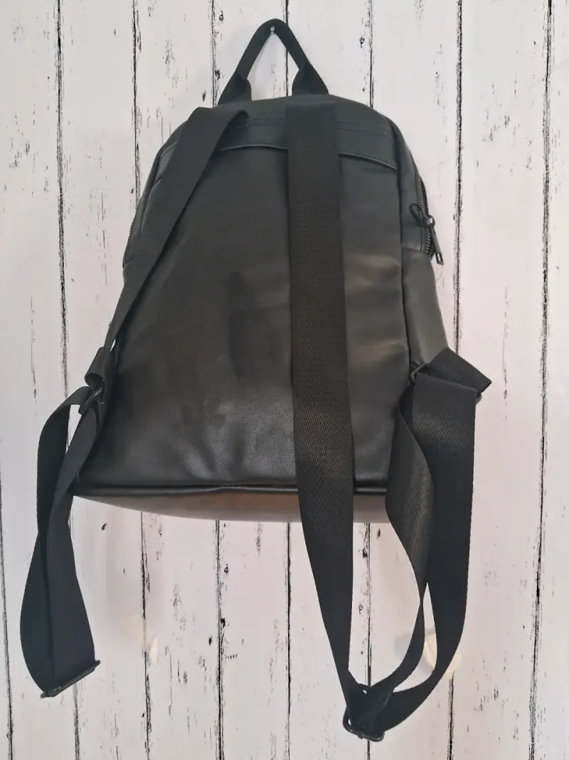 Mochila negra Alaniz con detalle solucionable - 3