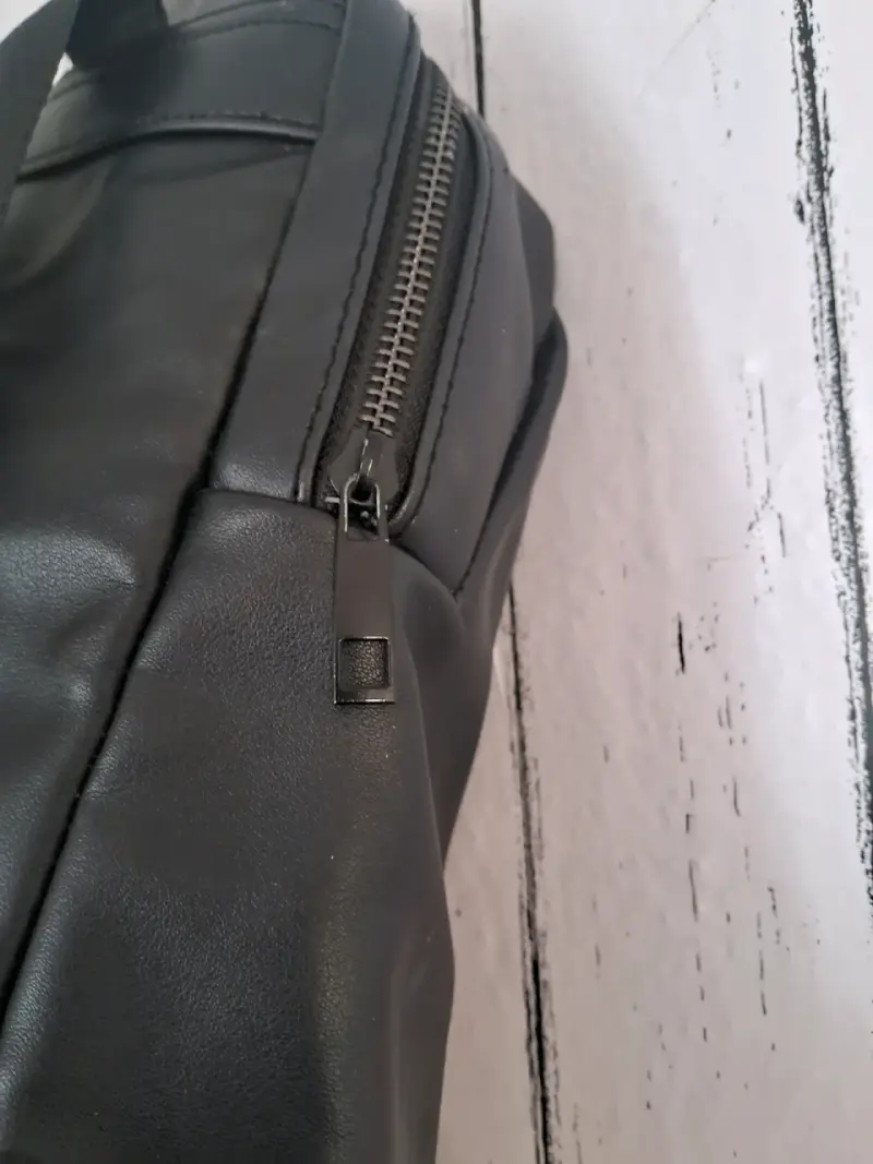 Mochila negra Alaniz con detalle solucionable - 4