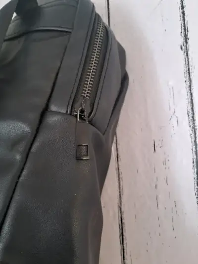 Mochila negra Alaniz con detalle solucionable - miniatura 4