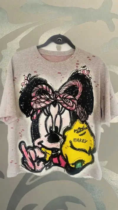 Polera con diseño de personaje animado - miniatura 5
