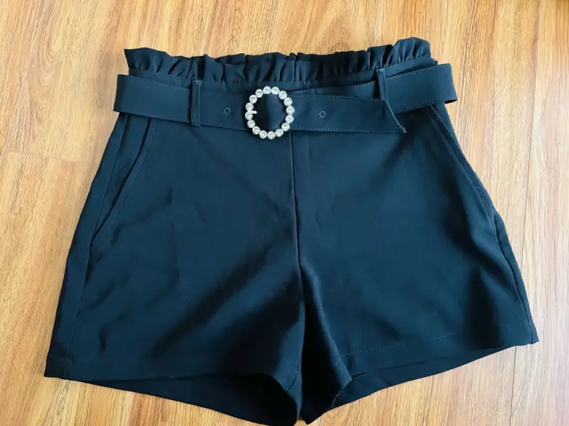 Shorts negros con cinturón de hebilla brillante - 1