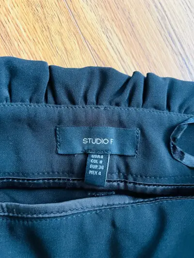Shorts negros con cinturón de hebilla brillante - miniatura 3