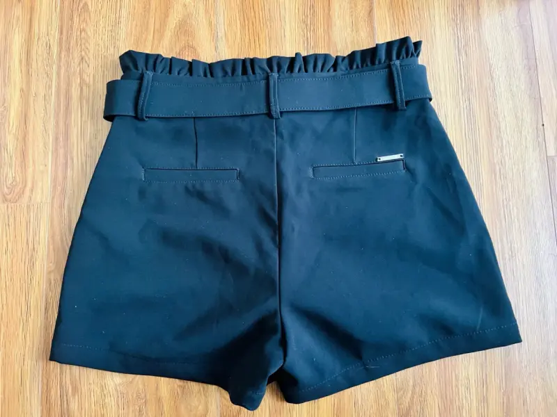Shorts negros con cinturón de hebilla brillante - 4